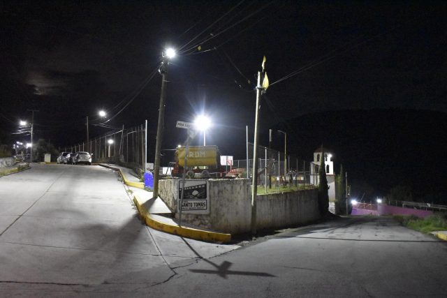 alumbrado en el Barrio La Camelia