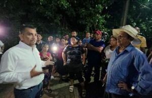 Alfredo San Román supervisa daños por desbordamiento de Río en Chililico