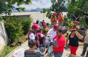 Gobierno de Hidalgo lleva ayuda por vía acuática a familias aisladas en Eloxochitlán