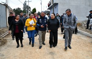Alcaldesa Lorena García Cazares supervisa obra en proceso en el Paraíso; incluidas guarniciones y banquetas
