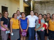 Kristel Rodríguez recorre comunidades para acercar la salud, ayudas técnicas, lentes, e impulsar el talento de mujeres bordadoras