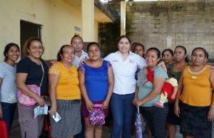 Kristel Rodríguez recorre comunidades para acercar la salud, ayudas técnicas, lentes, e impulsar el talento de mujeres bordadoras