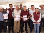 Julio Menchaca acompaña entrega de apoyos directos a familias damnificadas