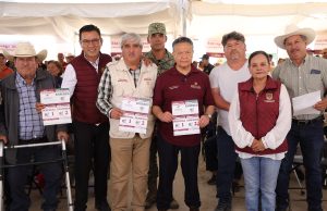 Julio Menchaca acompaña entrega de apoyos directos a familias damnificadas