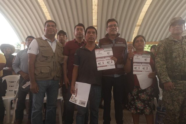 entrega vales apoyo a damnificados Huejutla (8) (1) (1)