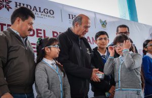 Natividad Castrejón entrega 20 mil lentes a estudiantes de educación básica