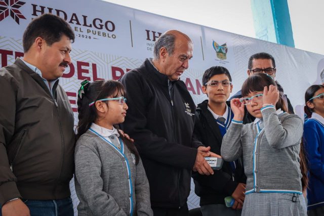 Natividad Castrejón entrega 20 mil lentes a estudiantes de educación básica (1)