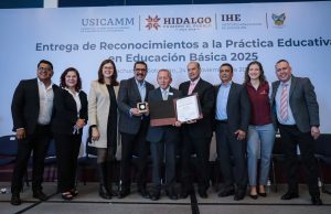 Natividad Castrejón entregó medallas y reconocimientos a docentes en la Práctica Educativa 2025