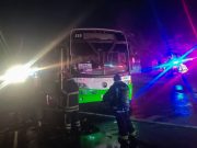 Incendio de autobús moviliza a cuerpos de emergencia