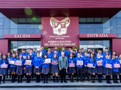 Julio Menchaca entrega 10 mil tabletas a estudiantes de nivel medio superior