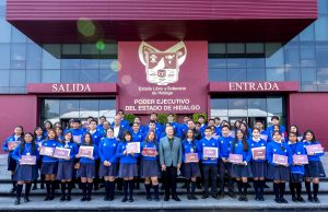 Julio Menchaca entrega 10 mil tabletas a estudiantes de nivel medio superior