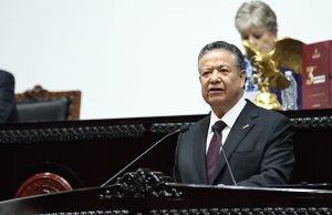 Julio Menchaca presentó iniciativas para fortalecer al servicio público