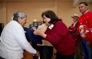 Inicia DIF Hidalgo entrega de cobijas para esta temporada invernal
