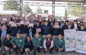 Natividad Castrejón entrega tabletas a estudiantes del Conalep Tulancingo
