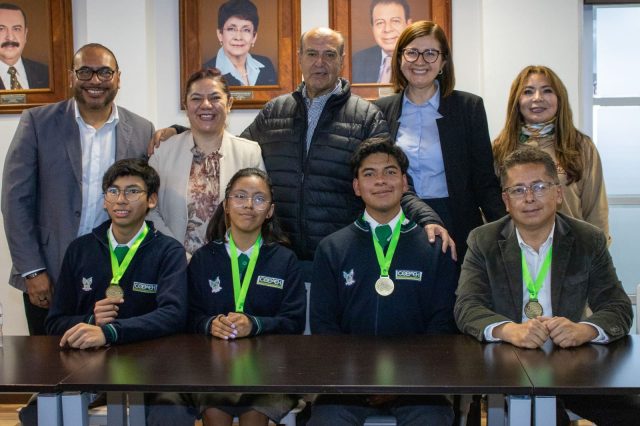 Natividad Castrejón reconoce a estudiantes ganadores de ExpoCiencias Nacional 2025 1 (1)