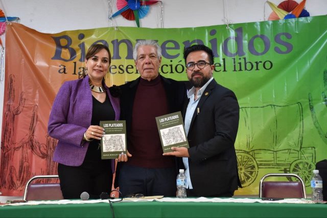 Usuario del CGI Pachuca presenta libro (1)