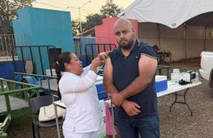 DIF Huejutla instala módulo de vacunación en la feria de nochebuena