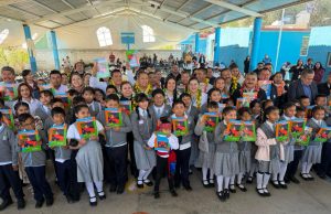 SEP federal y estatal fortalecen educación intercultural con entrega de libros en Hñähñu