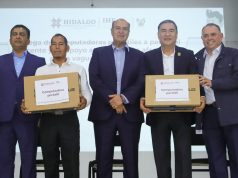 Natividad Castrejón entregó computadoras a docentes afectados por vaguada monzónica