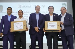 Natividad Castrejón entregó computadoras a docentes afectados por vaguada monzónica