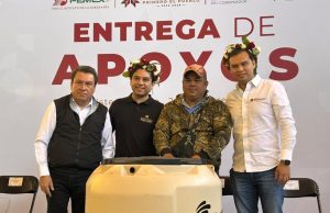 Despacho del Gobernador entrega tinacos a familias hidalguenses