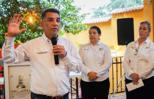 Alfredo San Román entrega sellos y nombramientos a delegadas y delegados en Huejutla