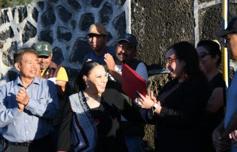 Lorena García verifica red de energía eléctrica concluida en Huajomulco