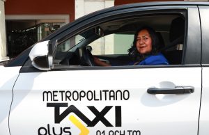 Mujeres al volante: Maura García encuentra en el taxi una nueva ruta profesional