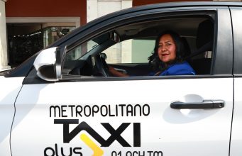Mujeres al volante: Maura García encuentra en el taxi una nueva ruta profesional