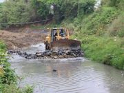 POR INSTRUCCIÓN DEL GOBERNADOR JULIO MENCHACA, SIPDUS INICIA LIMPIEZA Y DESAZOLVE DEL RÍO TECOLUCO