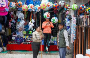 REGLAMENTOS DESPEJA BANQUETAS EN CALLE CONSTITUYENTES DEL MERCADO MUNICIPAL DE HUEJUTLA