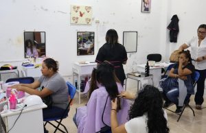 DIF HUEJUTLA CONSIENTE A MAMÁ CON EXITOSA JORNADA DE BELLEZA INTEGRAL