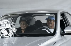 Julio Morales Hernández gana automóvil en el festejo del Día del Padre organizado por el Gobierno de Tulancingo