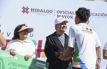 Menchaca entrega Ciudad Deportiva