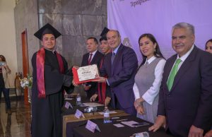 Destaca Natividad Castrejón acciones para mantener a jóvenes en las aulas durante graduaciones del CECyTEH