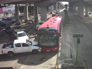 Automóvil particular ignora semáforo en rojo y provoca accidente con unidad del SITMAH en Zona Plateada