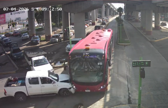 Automóvil particular ignora semáforo en rojo y provoca accidente con unidad del SITMAH en Zona Plateada