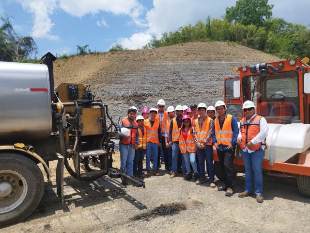 Estudiantes de Ingeniería Civil fortalecen su formación en obra carretera (1)
