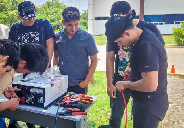 Estudiantes de la UPH fortalecen competencias en energía solar (4)