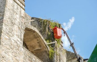 Protección Civil realiza labores de mantenimiento en la Catedral de Cristo Rey