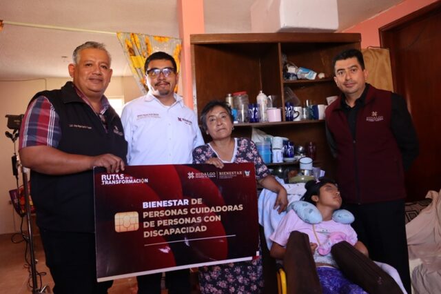 Entregan tarjetas a domicilio a personas cuidadoras