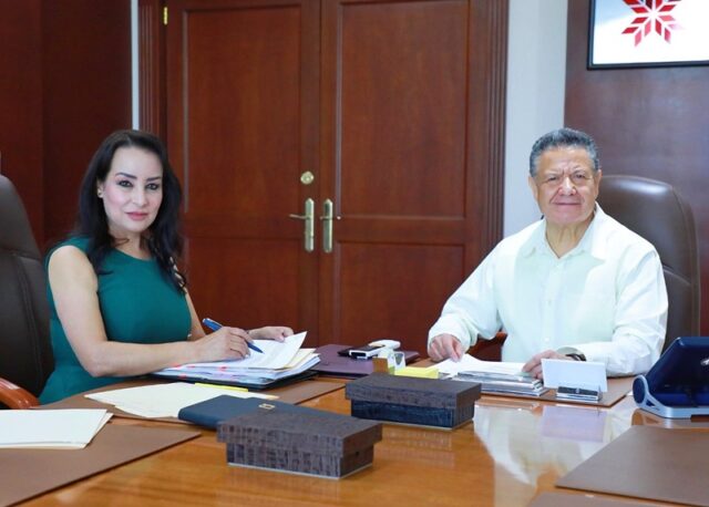 HACIENDA Reunión de trabajo del Gobernador Julio Menchaca Salazar - Secretaria Esther Ramírez Vargas