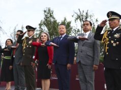 Julio Menchaca encabeza arriamiento de la bandera nacional