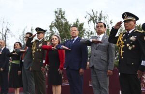 Julio Menchaca encabeza arriamiento de la bandera nacional