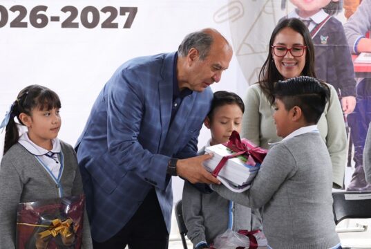 Entrega IHE y Gobierno de Hidalgo, paquetes de útiles, uniformes y calzado en la región Tula-Tepeji