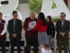 Natividad Castrejón entrega uniformes y libros a estudiantes de bachillerato