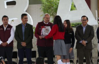 Natividad Castrejón entrega uniformes y libros a estudiantes de bachillerato