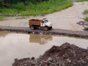 Se mantiene paso provisional sobre el río Claro en Tepehuacán de Guerrero