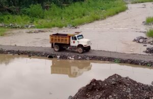 Se mantiene paso provisional sobre el río Claro en Tepehuacán de Guerrero