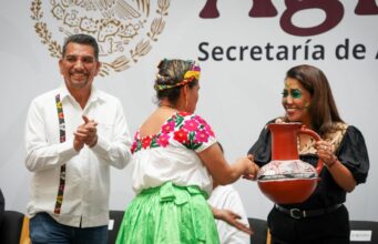 Lleva Alfredo San Román la tradición del Xantolo a la Secretaría de Agricultura federal y al Senado de la República